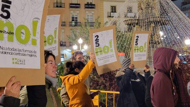 Los oscenses han rechazado todo tipo de violencia contra la mujer. Foto Mercedes Manterola Los oscenses han rechazado todo tipo de violencia contra la mujer. Foto Mercedes Manterola
