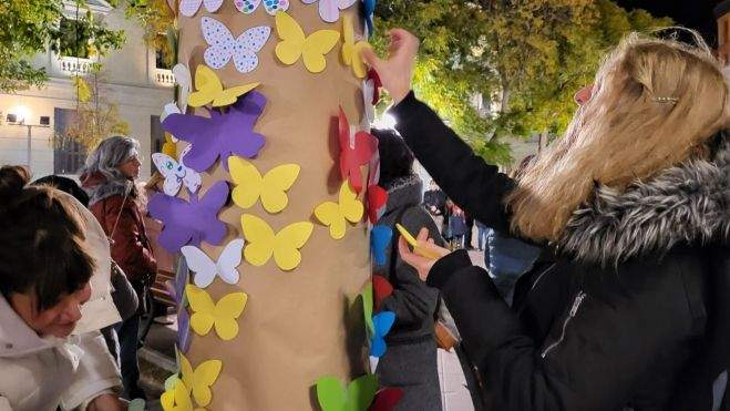 Se han colocado mariposas en un árbol. Foto Mercedes Manterola Se han colocado mariposas en un árbol. Foto Mercedes Manterola