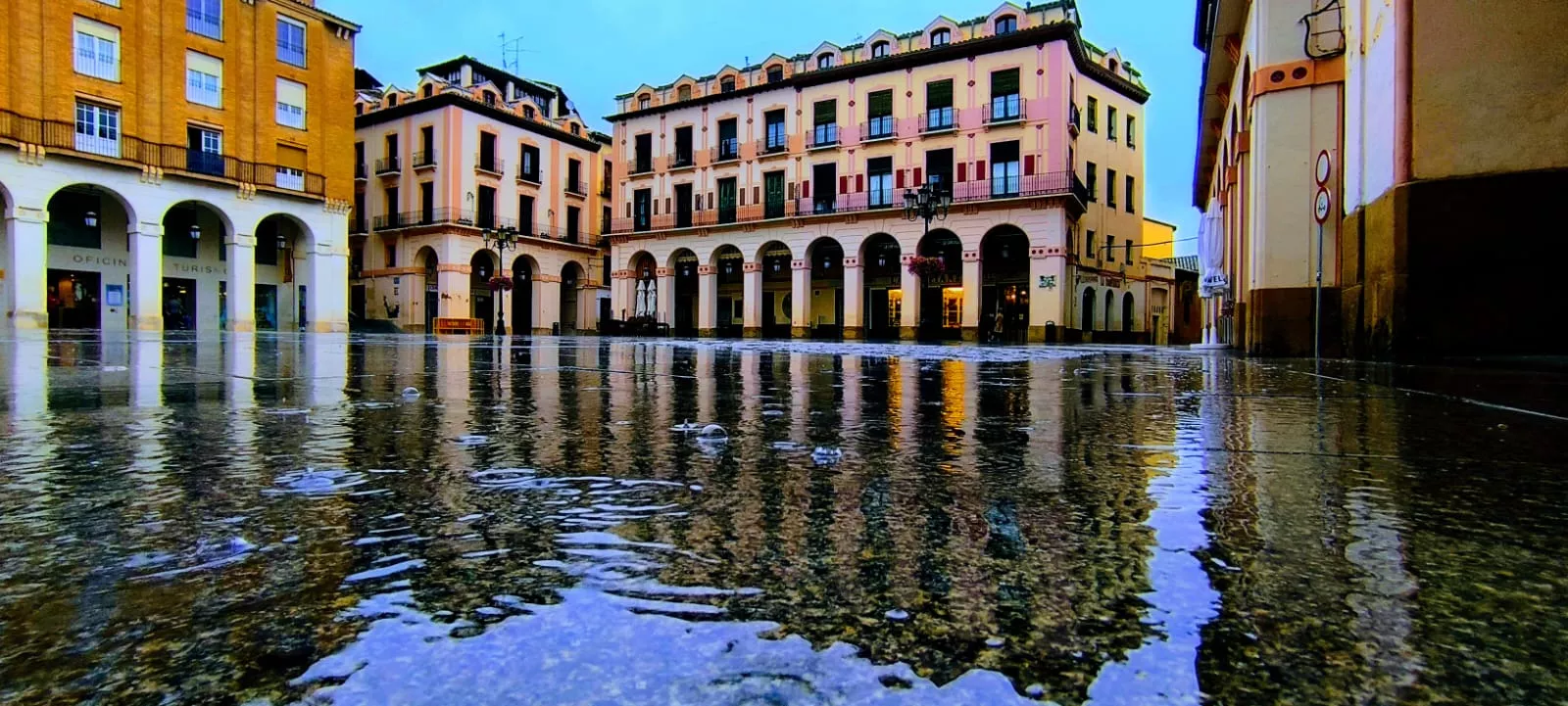 Huesca bajo la lluvia este sábado. Foto Joaquín Santafé