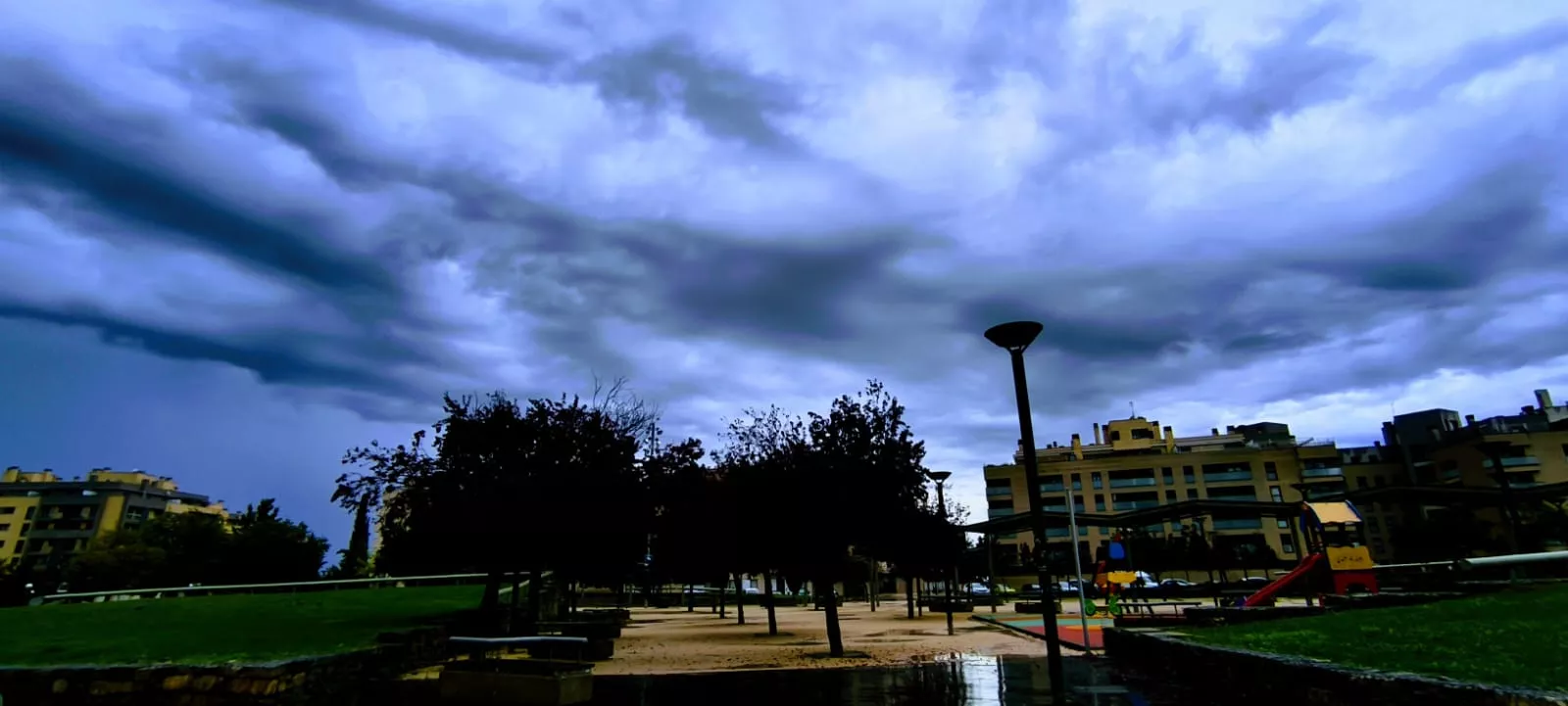 Huesca bajo la lluvia este sábado. Foto Joaquín Santafé