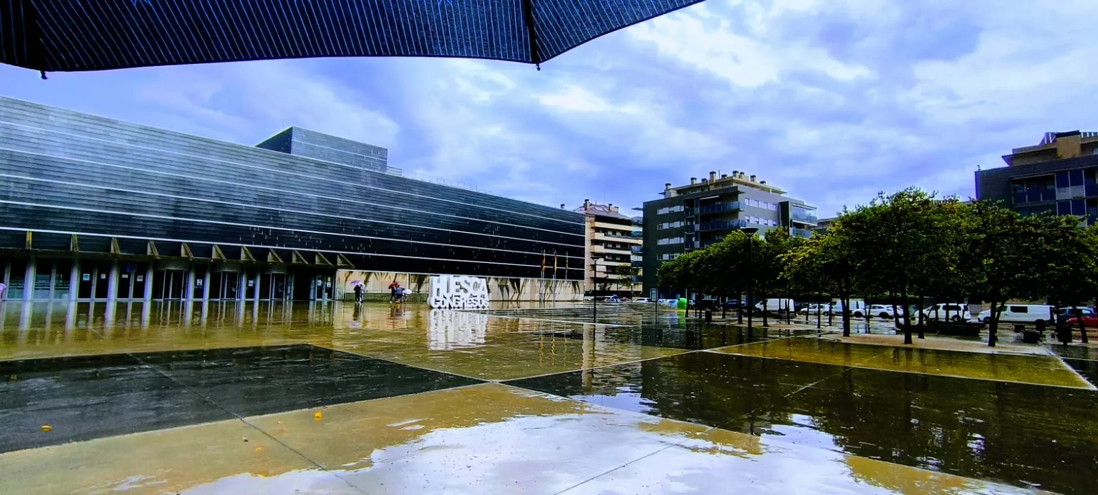 Huesca bajo la lluvia este sábado. Foto Joaquín Santafé