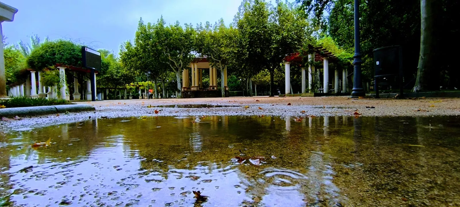 Huesca bajo la lluvia este sábado. Foto Joaquín Santafé