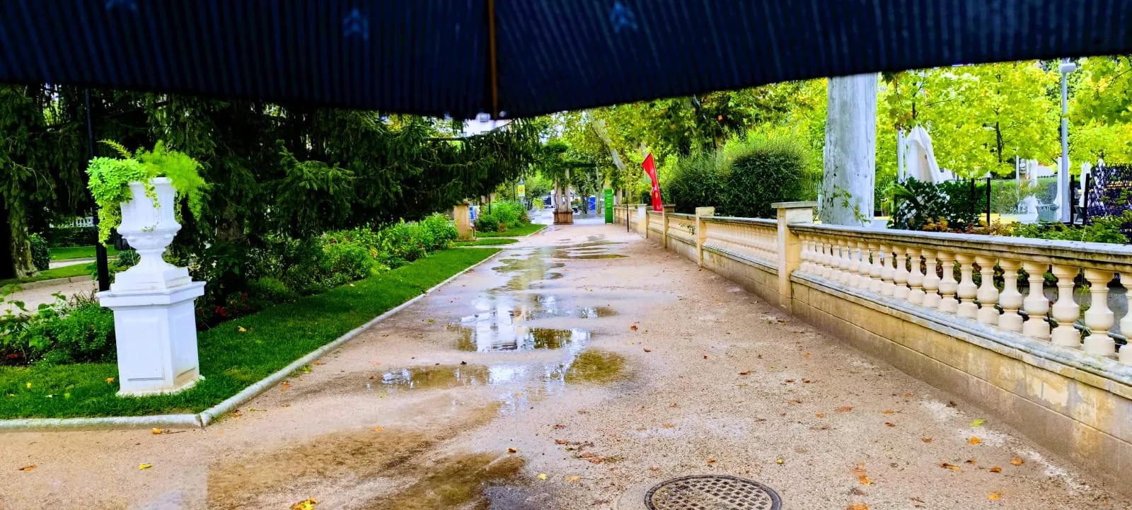 Huesca bajo la lluvia este sábado. Foto Joaquín Santafé