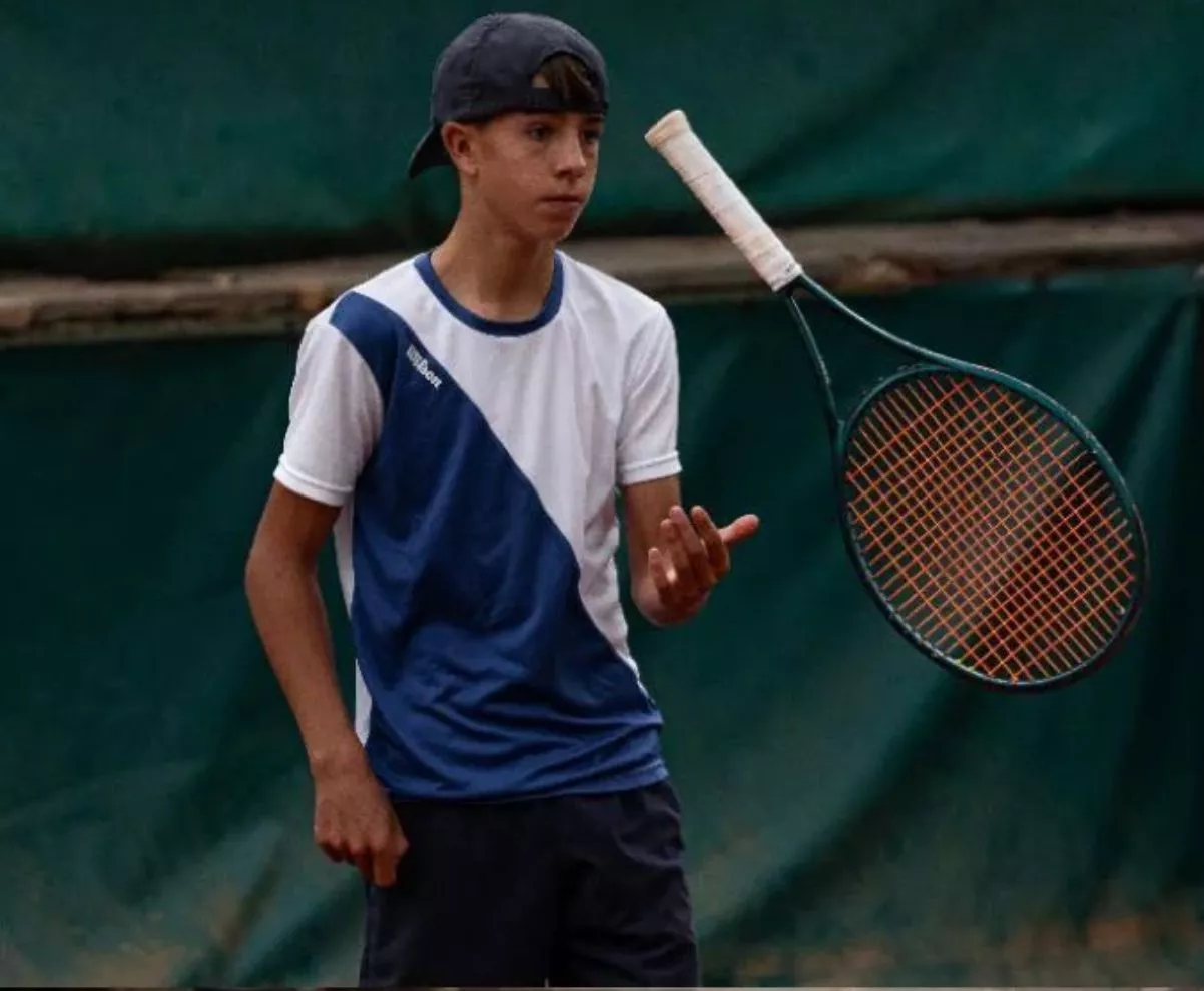 Gonzalo Corrales haciendo malabares con la raqueta