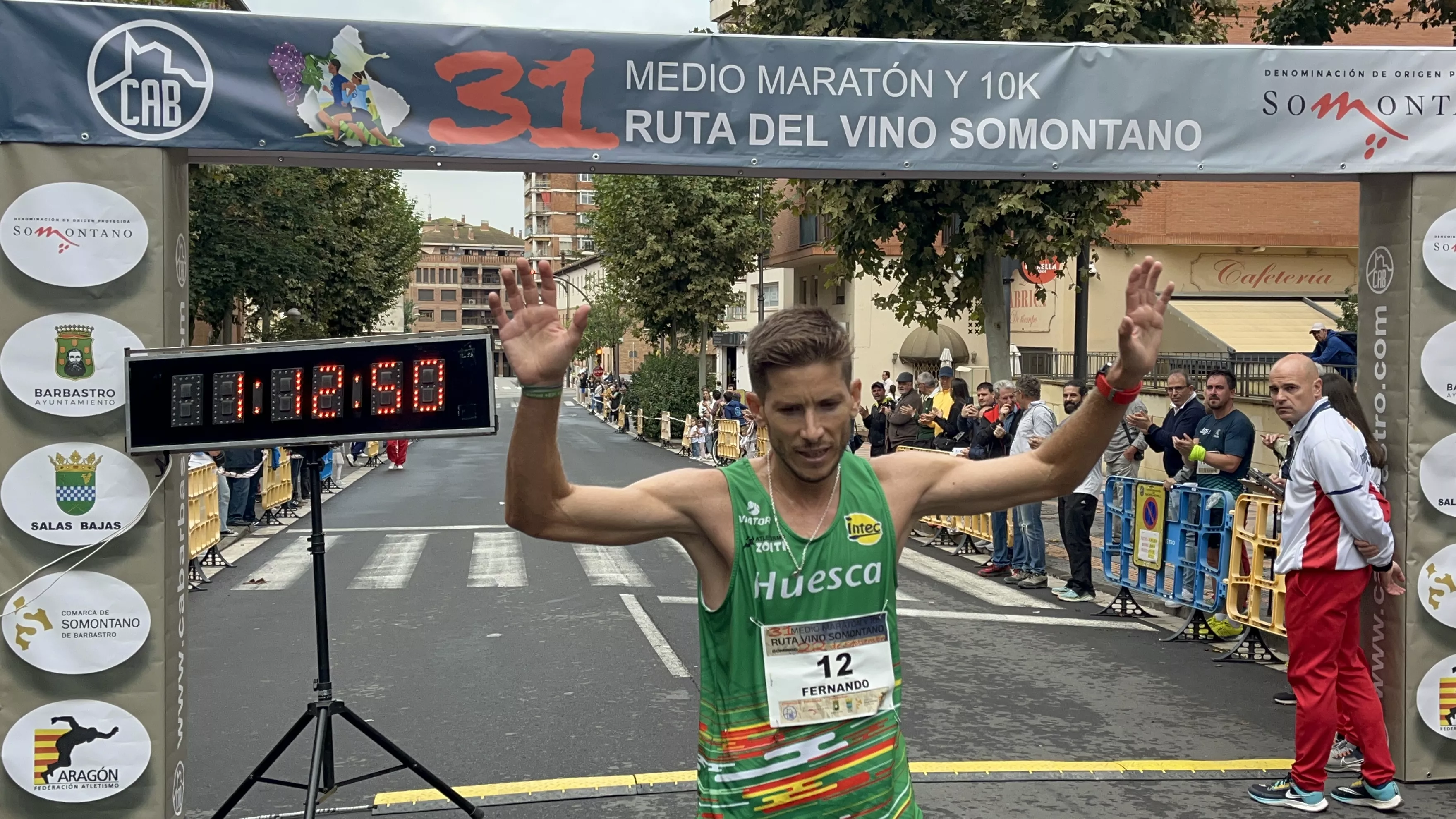 Esperanza cruza la meta como campeón