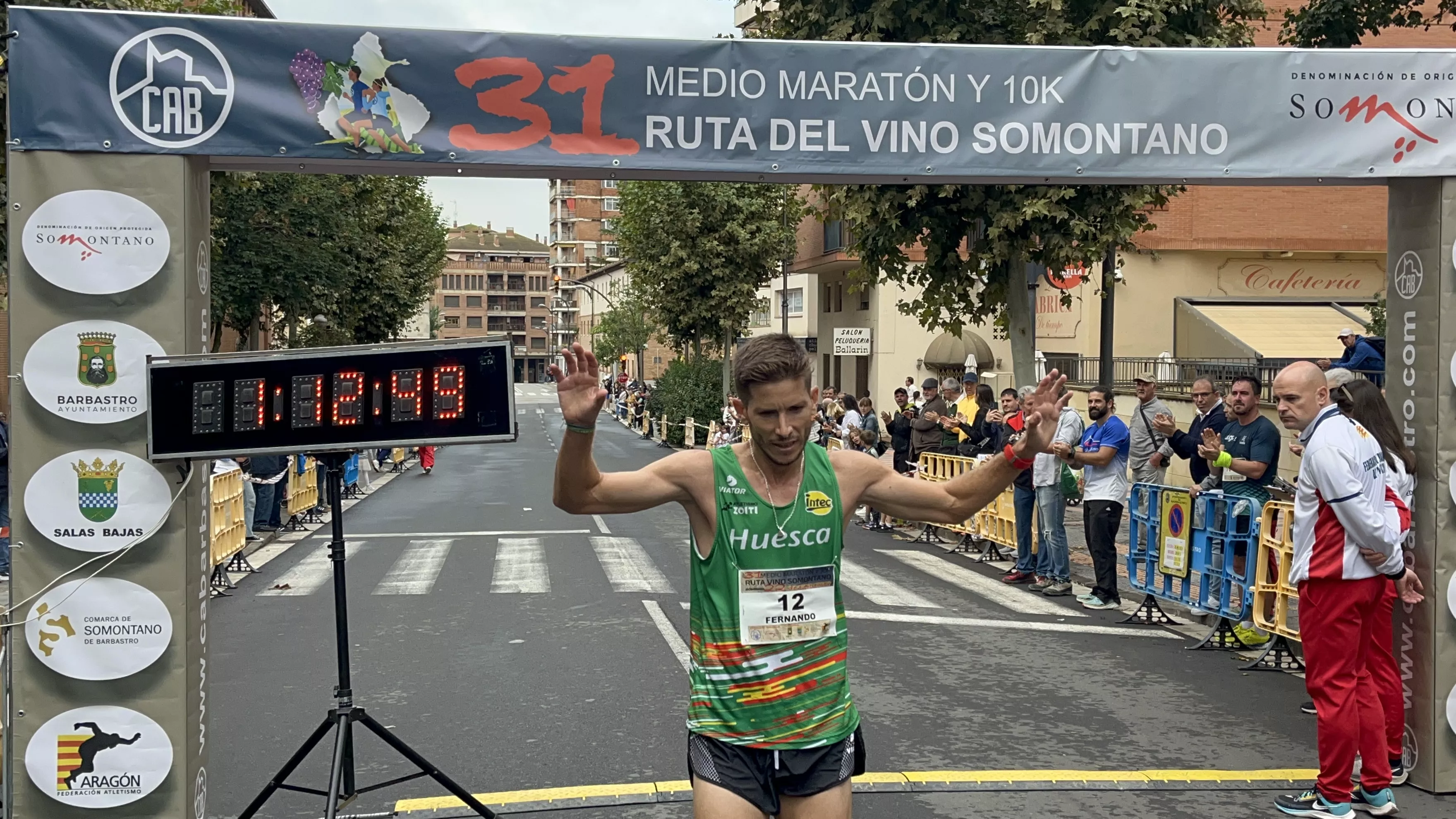 Esperanza cruza la meta como campeón