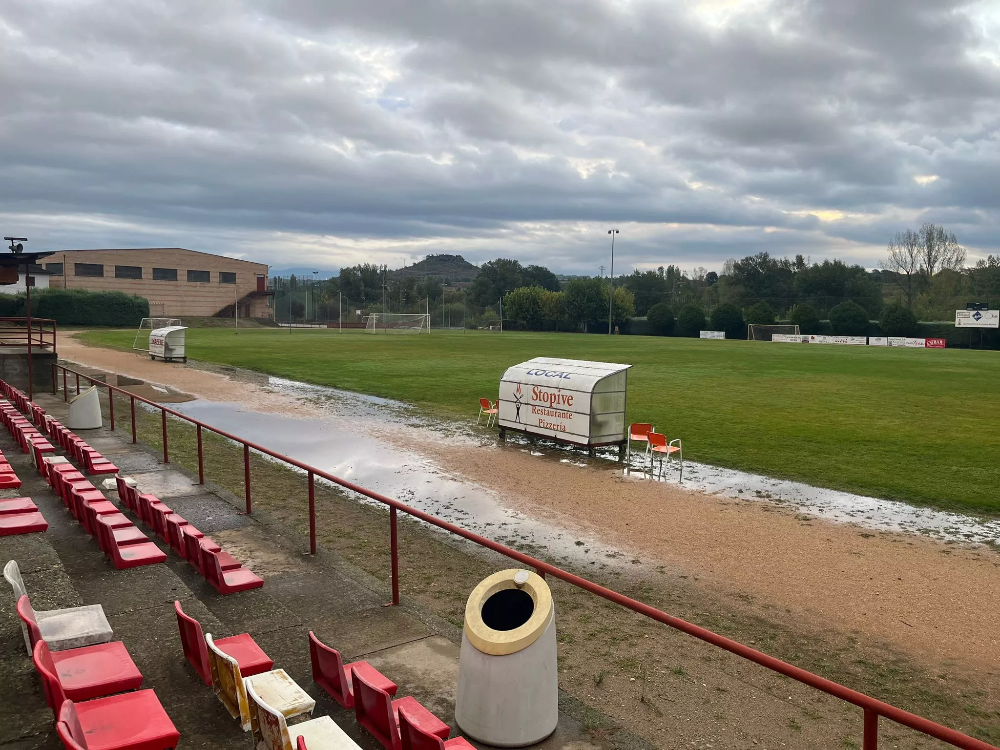 Campo Municipal de Graus, tras las lluvias del sábado.