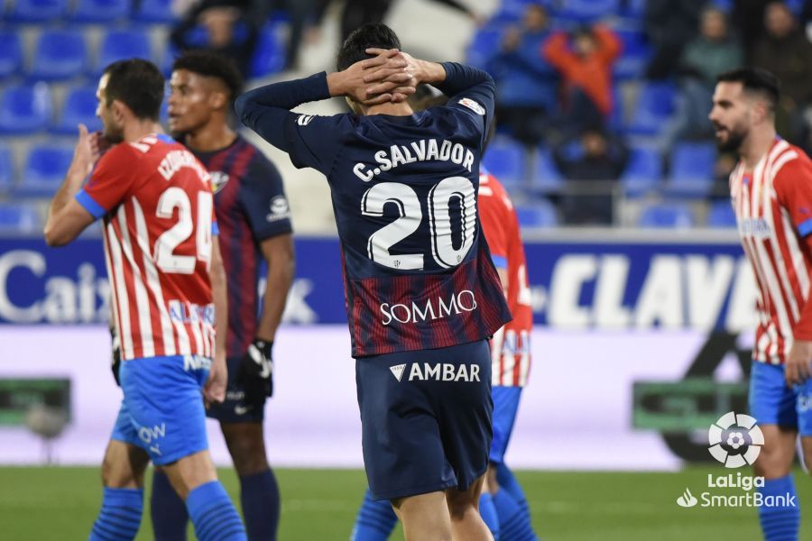Imágenes del partido entre el Huesca y el Sporting. Foto La Liga