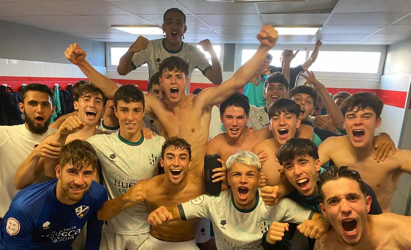 Jugadores del Huesca B celebran la victoria en Monzón.