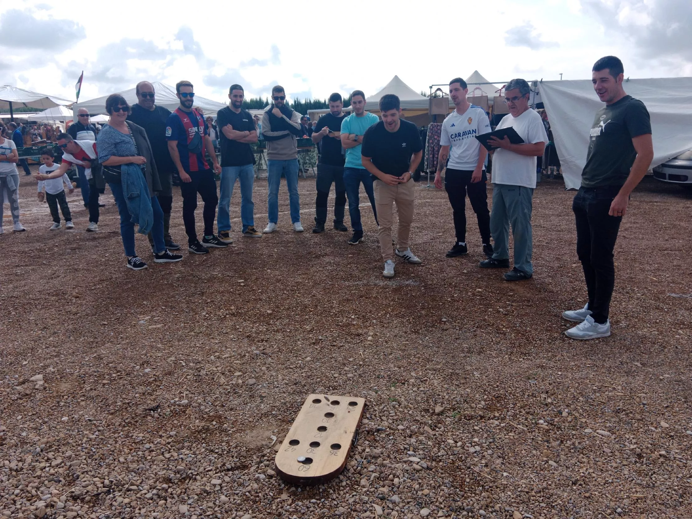 Juegos tradicionales en la feria de Ayerbe, hoyetes. Juegos tradicionales en la feria de Ayerbe, hoyetes.