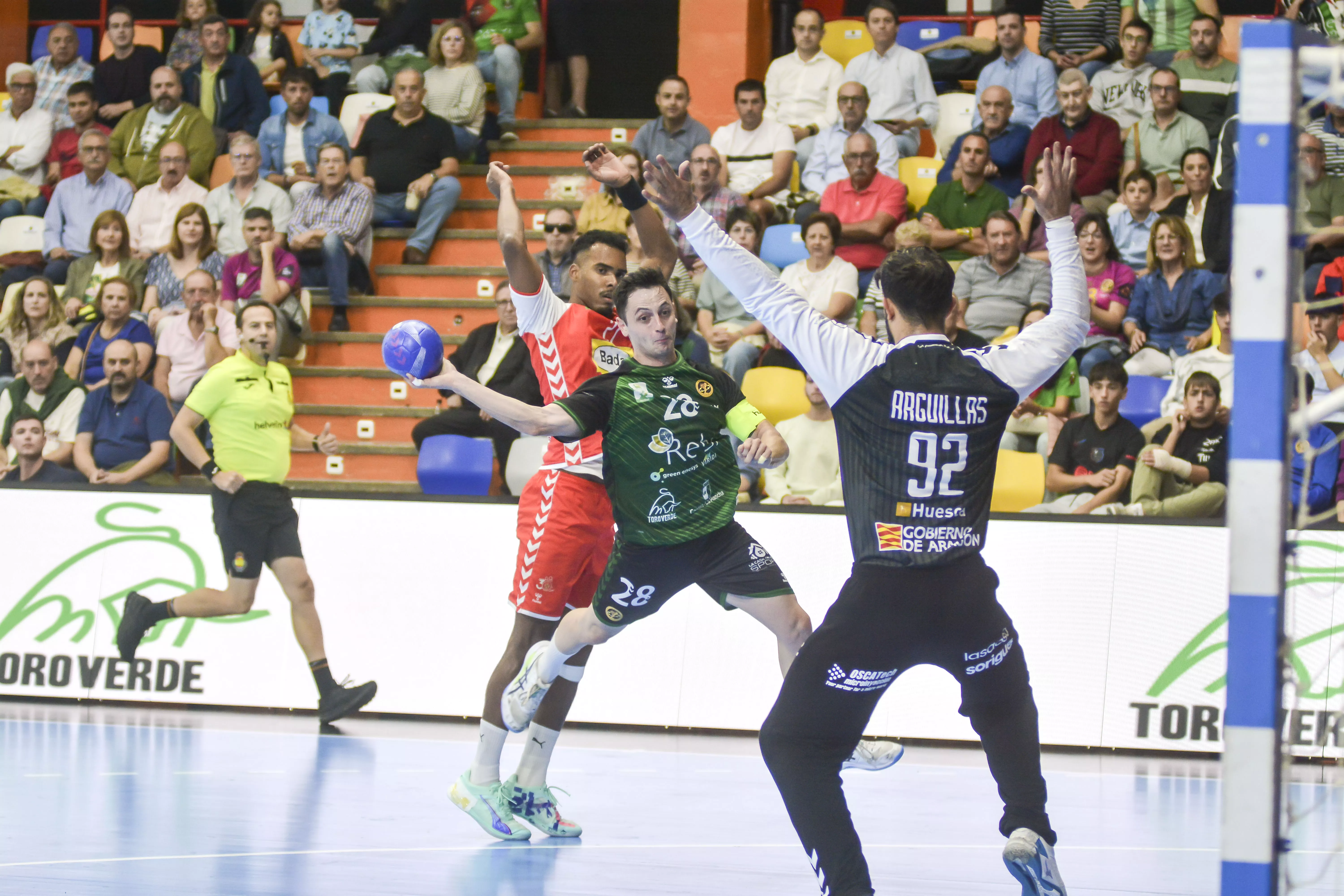 Arguillas intenta detener un disparo de un oponente en Cuenca. Foto: Juan Alberto Lillo