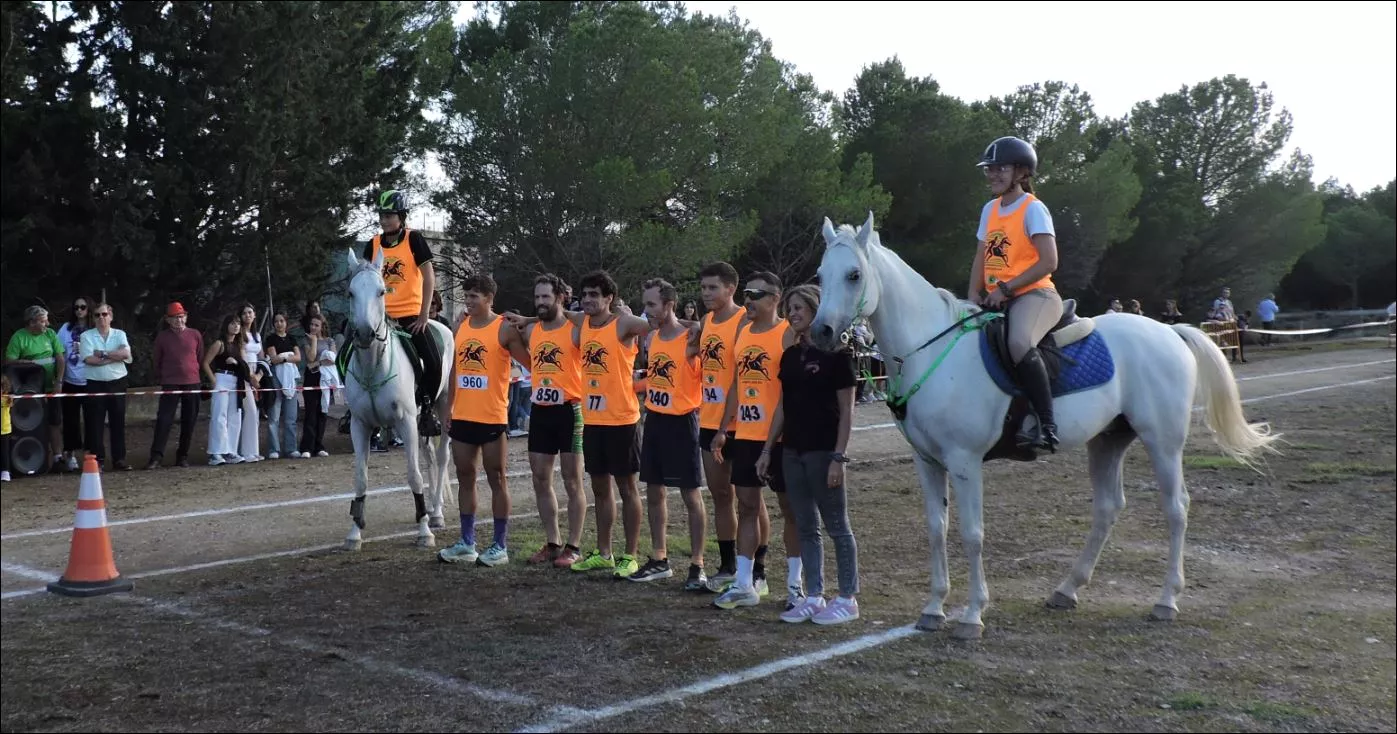Desafío Alcaldesa con corredores y amazonas antes de la carrera