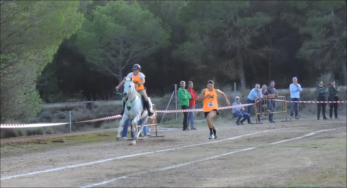 Desafío En la tercera vuelta, Elena Varona adelanta al atleta Javier Coscolla