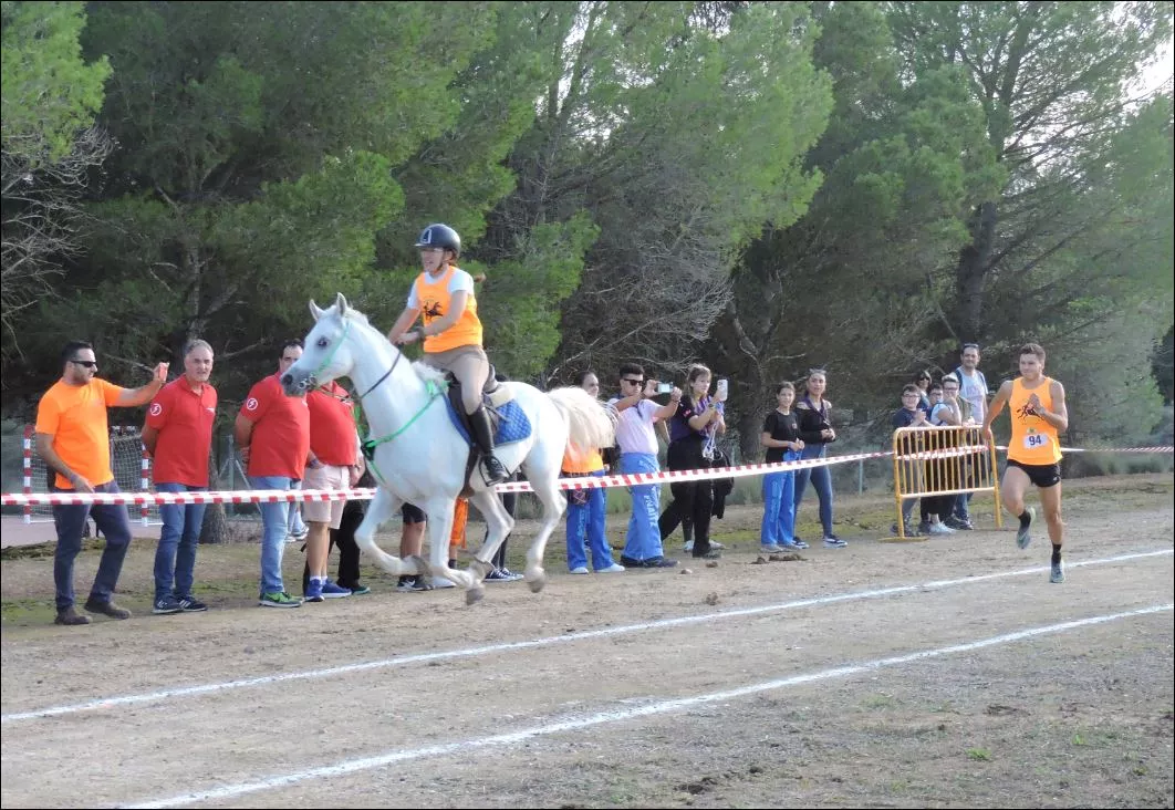 Desafío En la tercera vuelta, Elena Varona adelanta al atleta Javier Coscolla