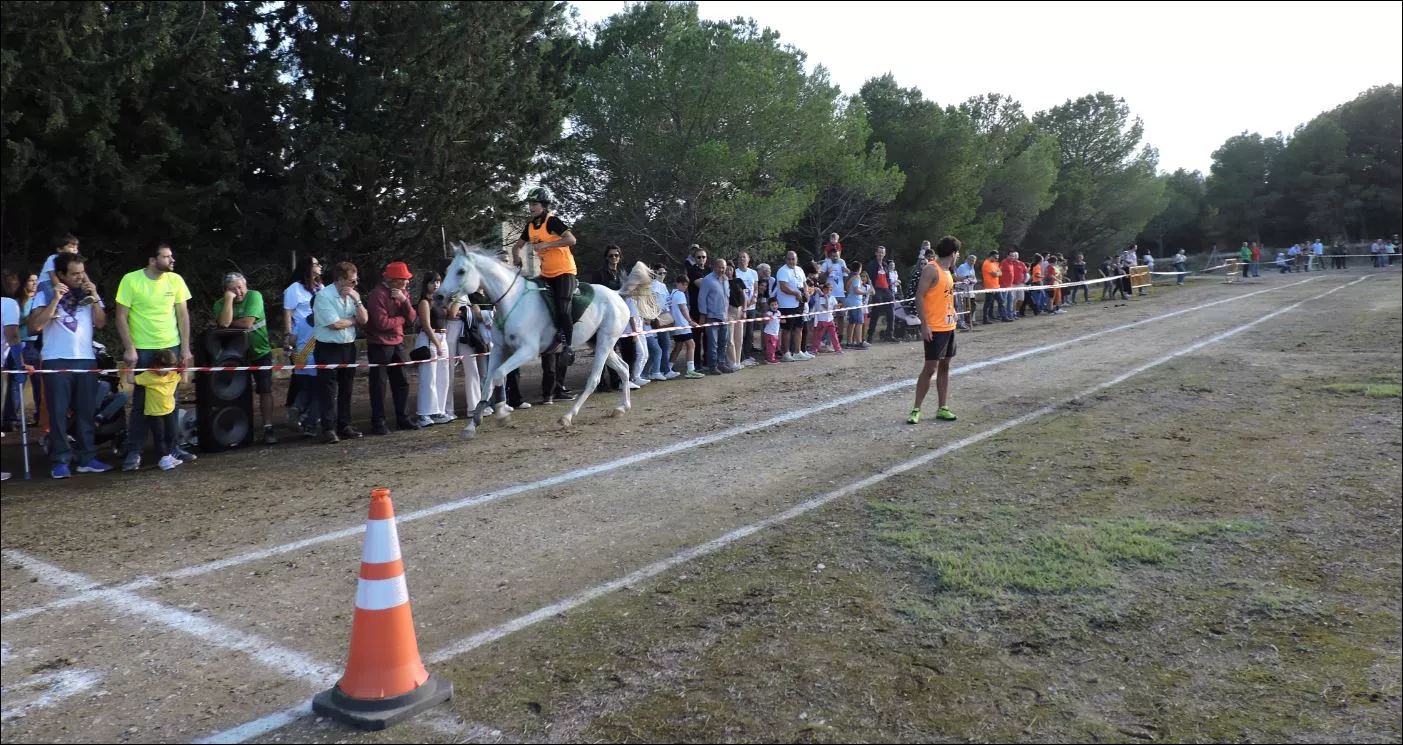 Desafío. Haizea Costa y Carito completan la quinta vuelta. Gonzalo López espera la llegada de su compañero