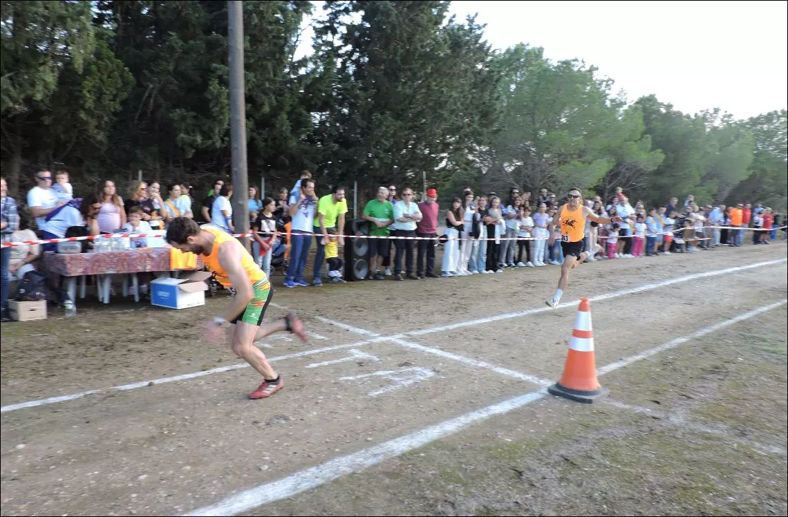 Desafío. Relevo entre Javier Luis Bail y Aitor Abadía al comienzo de la última vuelta