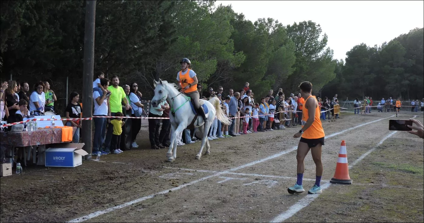 Desafío. Al pasar por meta, Elena Varona y Cupido se se relajan. Josén Coscolla espera a su hermano Javier