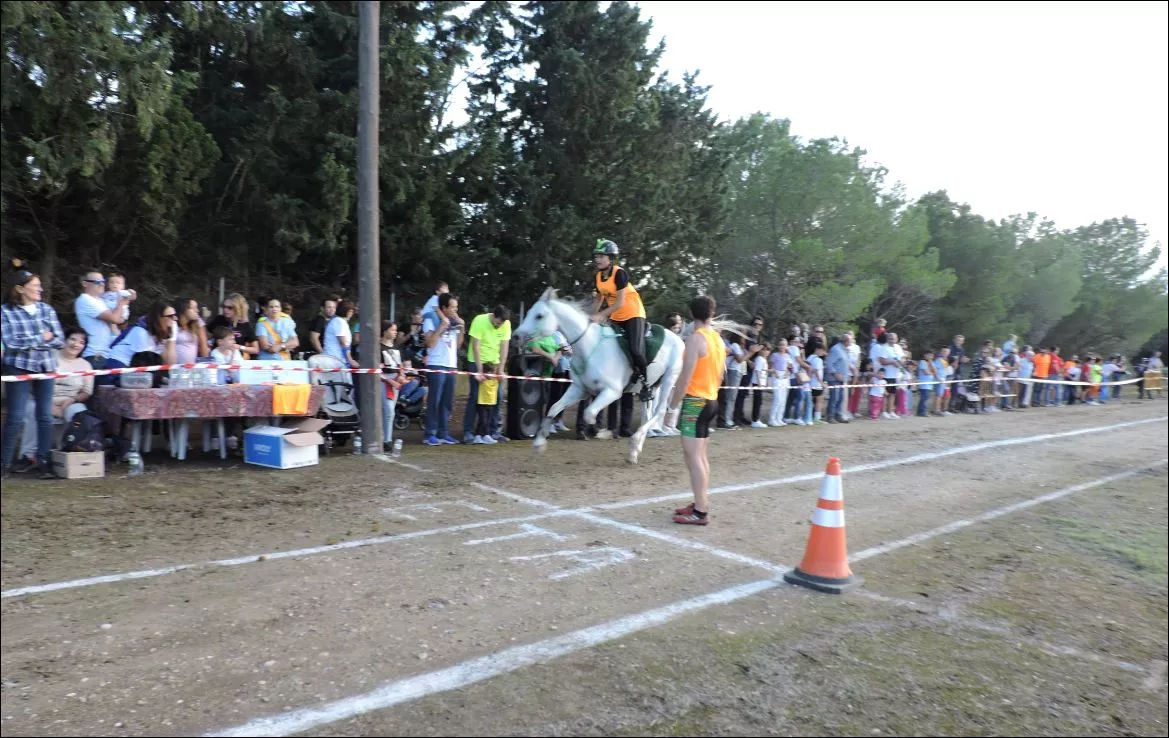 Desafío. Al pasar por meta, Elena Varona y Cupido comienzan la última vuelta