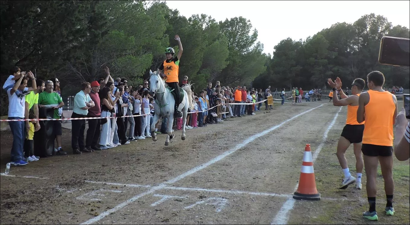 Desafío. Los atletas aplauden a Haizea Costa y a Carito entrando victoriosos a meta