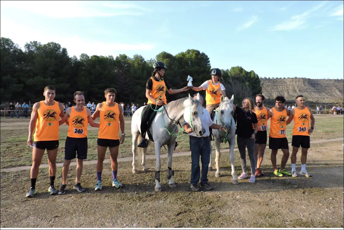 Desafío La Alcaldesa Arancha Barcos entrega el trofeo a las amazonas Elena Varona y Haizea Costa