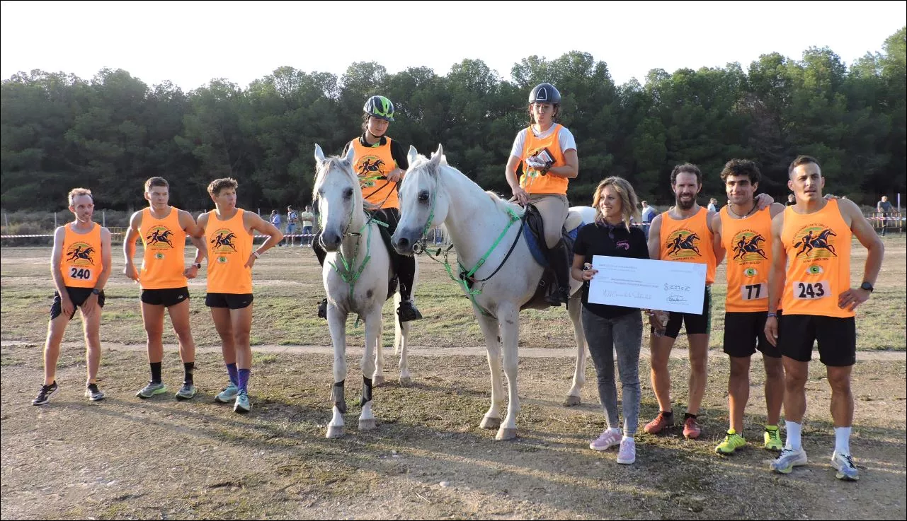 Desafío La Alcaldesa Arancha Barcos muestra el Cheque con 1272 € recaudados en la XLII Carrera de la Solidaridad y XVI Memori