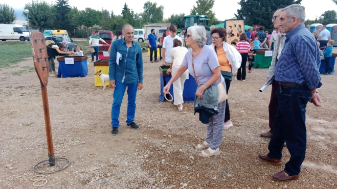 Juegos tradicionales en la feria de Ayerbe, anillas verticales. Juegos tradicionales en la feria de Ayerbe, anillas verticales.