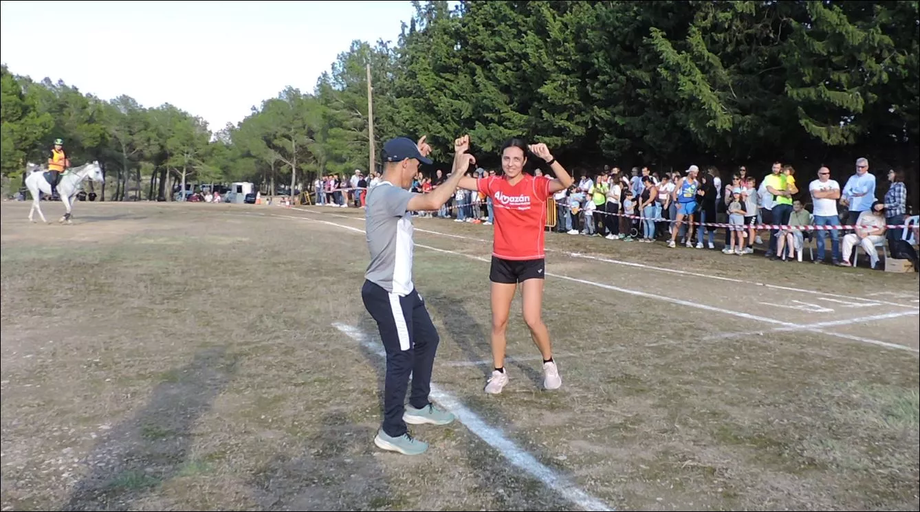 Abdeslam El Ouahabi y Julia Muñoz bailando la jota de los pollos o jota de los campeones