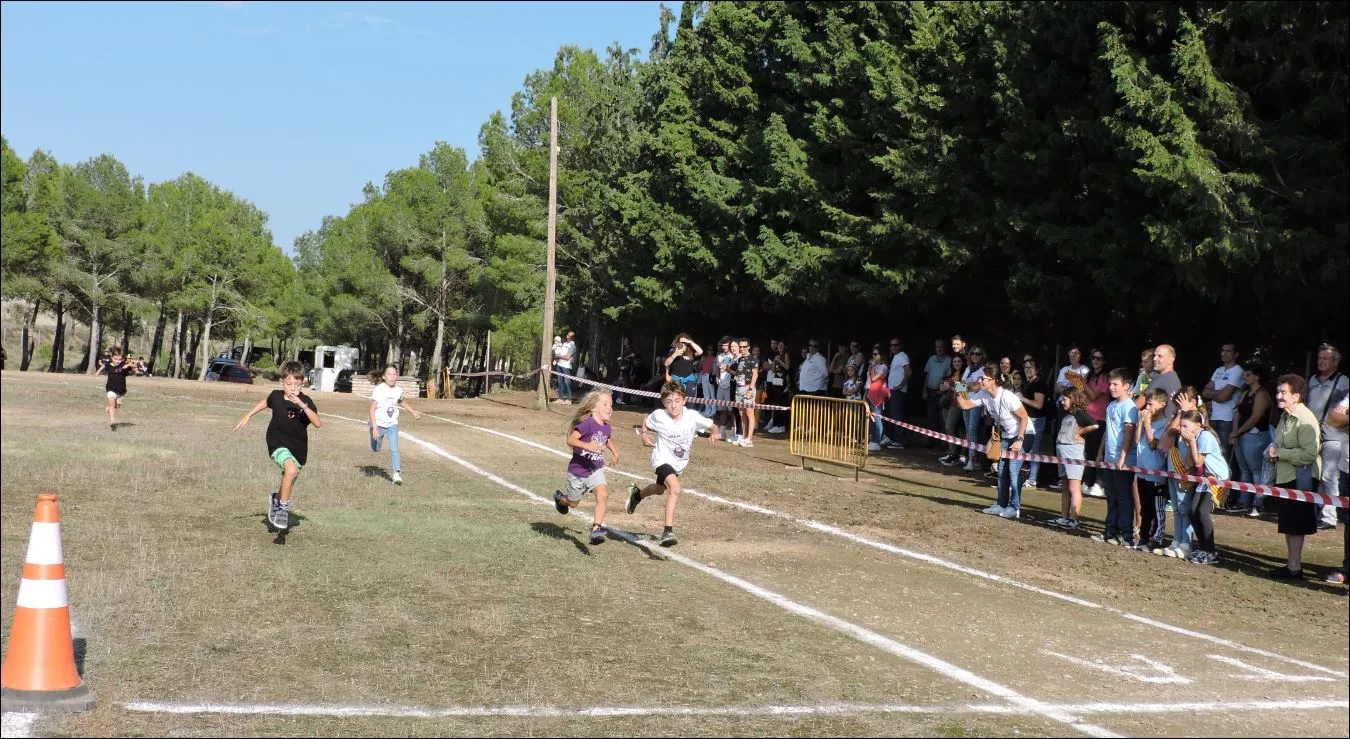 Niños y niñas de 4 a 7 años llegando a meta