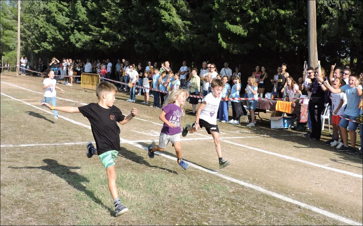 Niños y niñas de 4 a 7 años llegando a meta