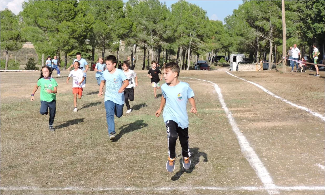 Niños y niñas de 8 y 9 años llegando a meta