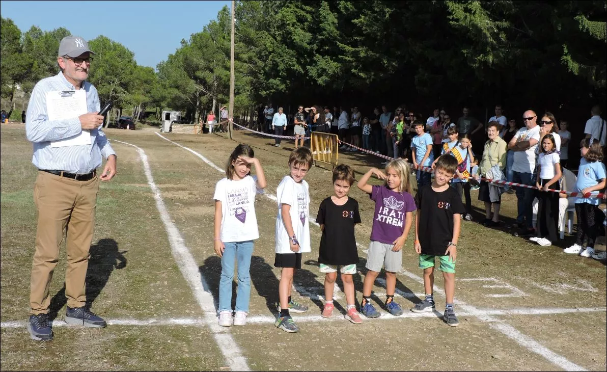 José Antonio Adell da la salida a los niños y niñas de 4 a 7 años