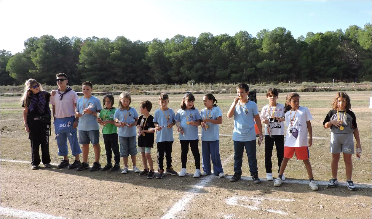 Participantes de 8 y 9 años con sus medallas y regalos