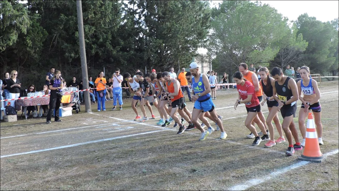 Miembros de la Comisión de Fiestas dan la salida de la carrera pedestre solidaria