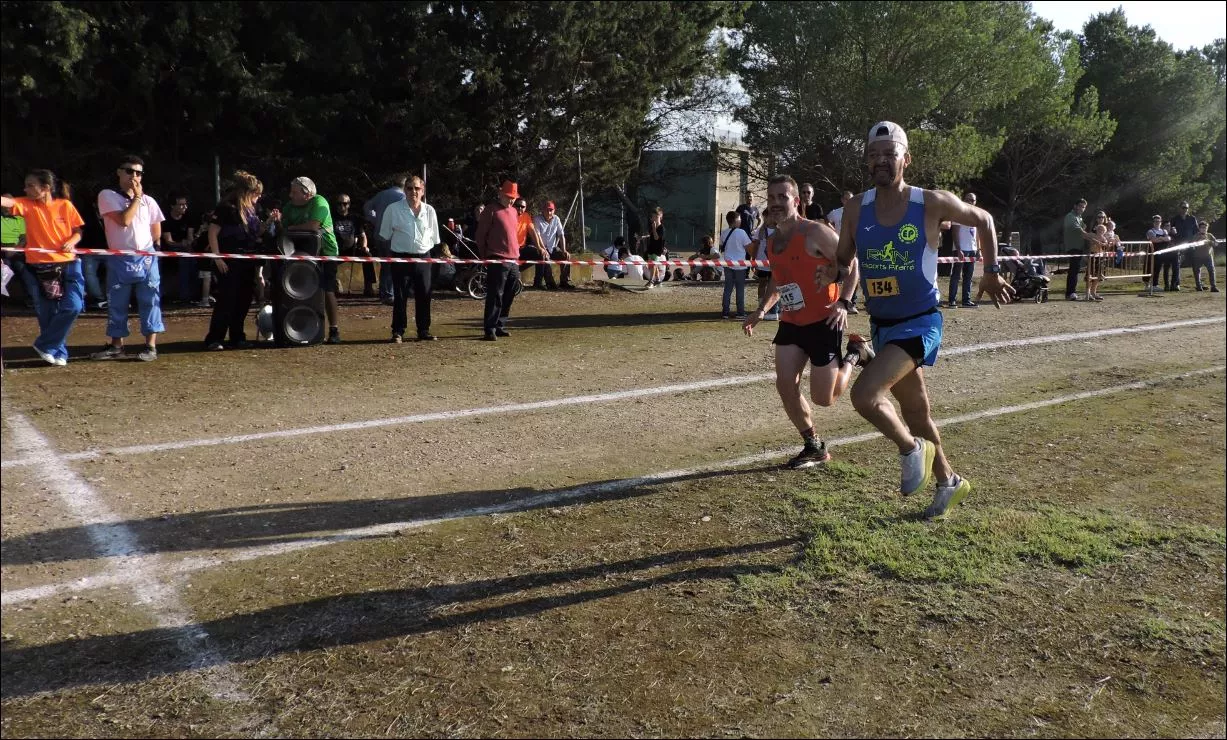 Los veteranos Néstor Galindo y Noureddine Neggazi disputando una prima