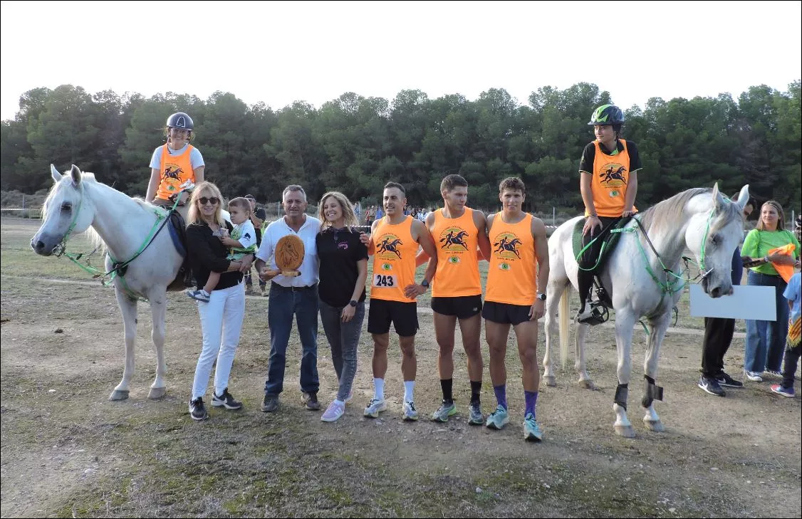 Maria Luisa Novellón e Ignacio Borraz, organizadores de las carreras, recibieron el reconocimiento de la Villa de Lanaja