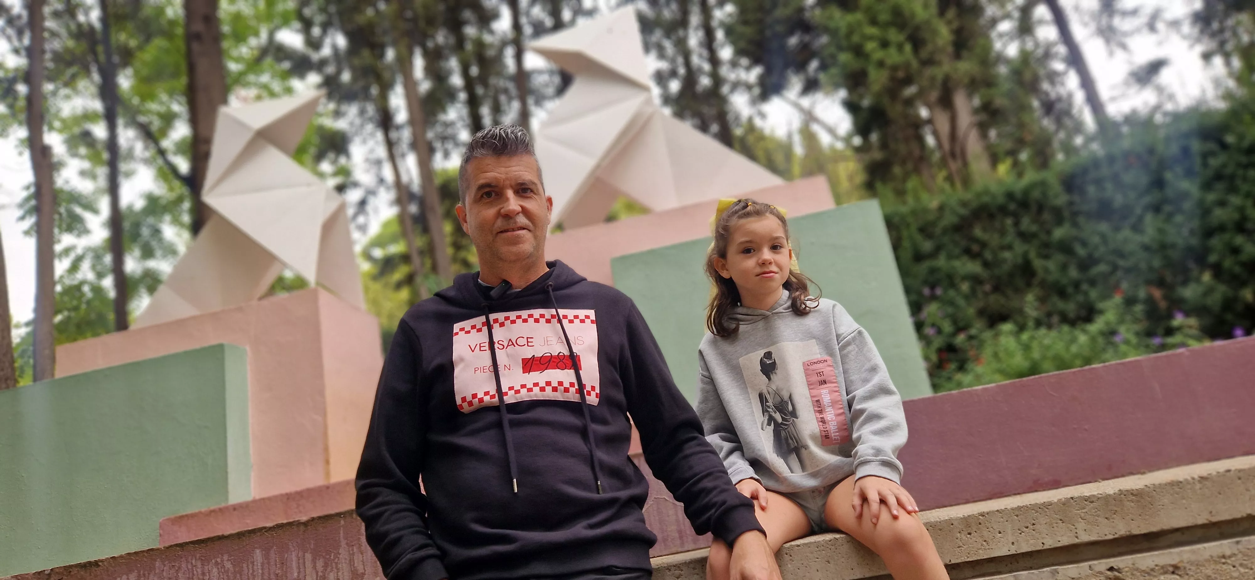 Noa Becerril con su padre, Javier Becerril, en el paseo de las Pajaritas del Parque Miguel Servet de Huesca. Foto Myriam Martínez