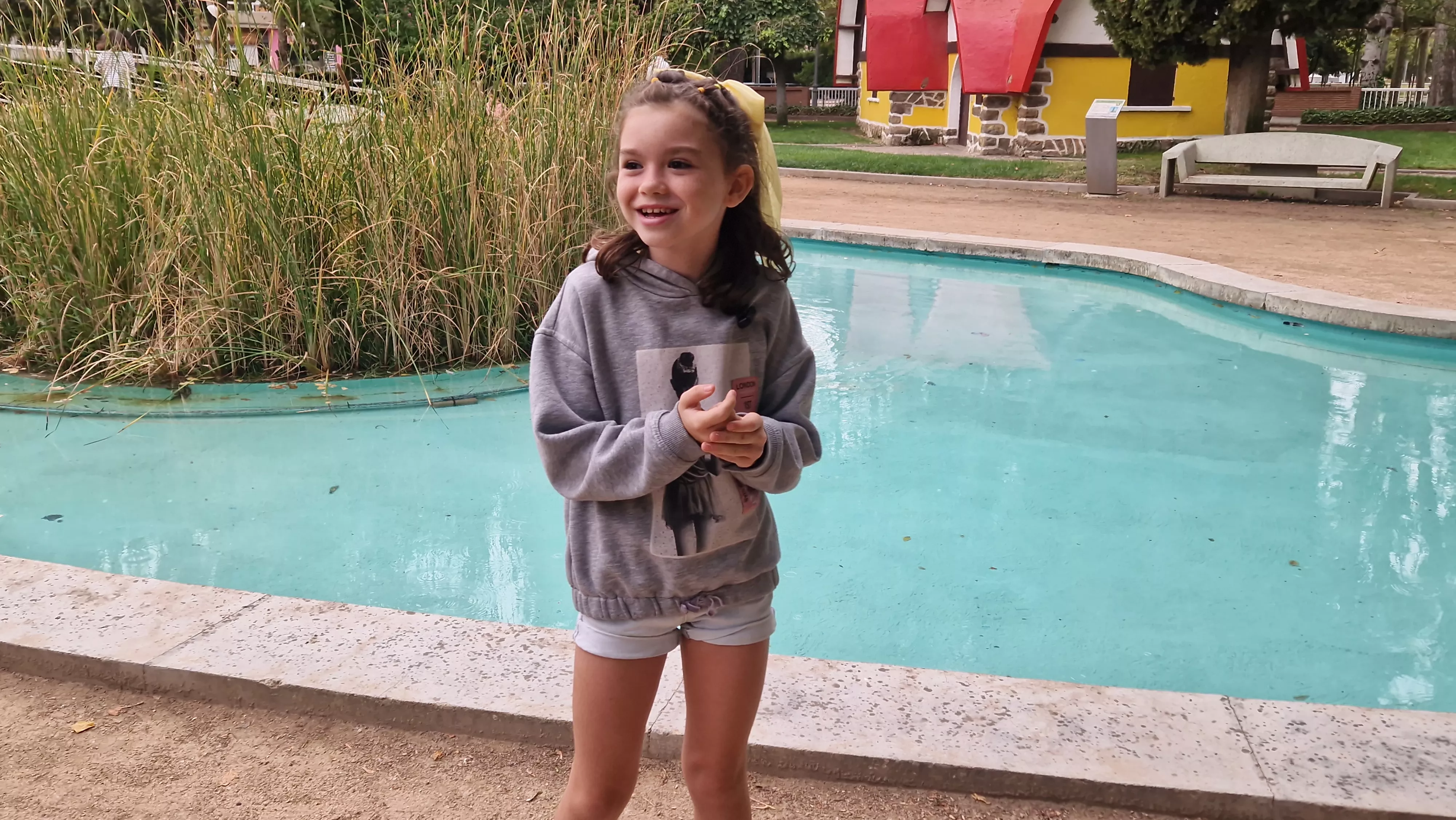 Noa Becerril, junto al lago de la Casita de Blancanieves. Foto Myriam Martínez