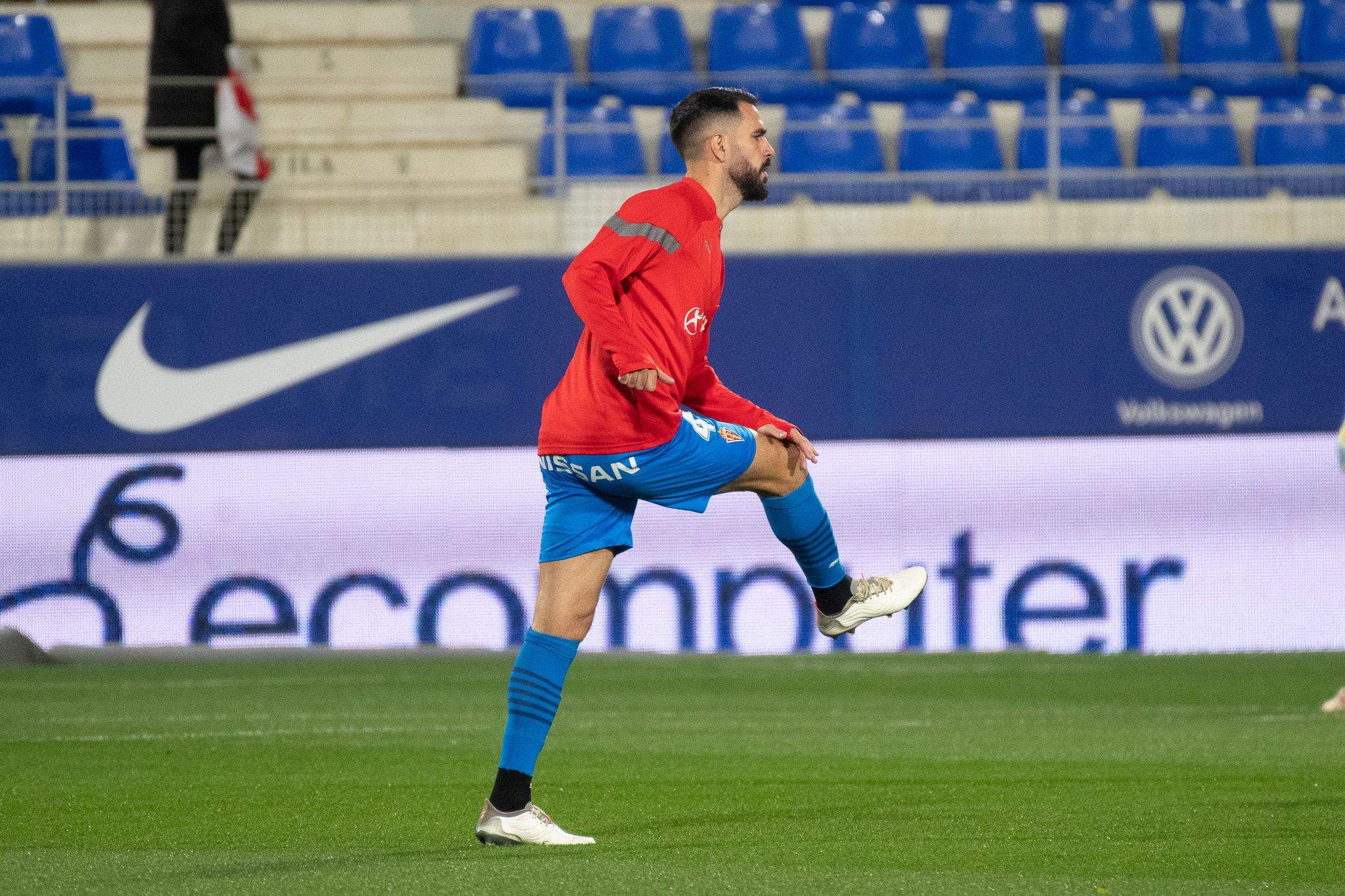 Insua realiza ejercicios de calentamiento sobre el verde de El Alcoraz. Foto: @RealSporting