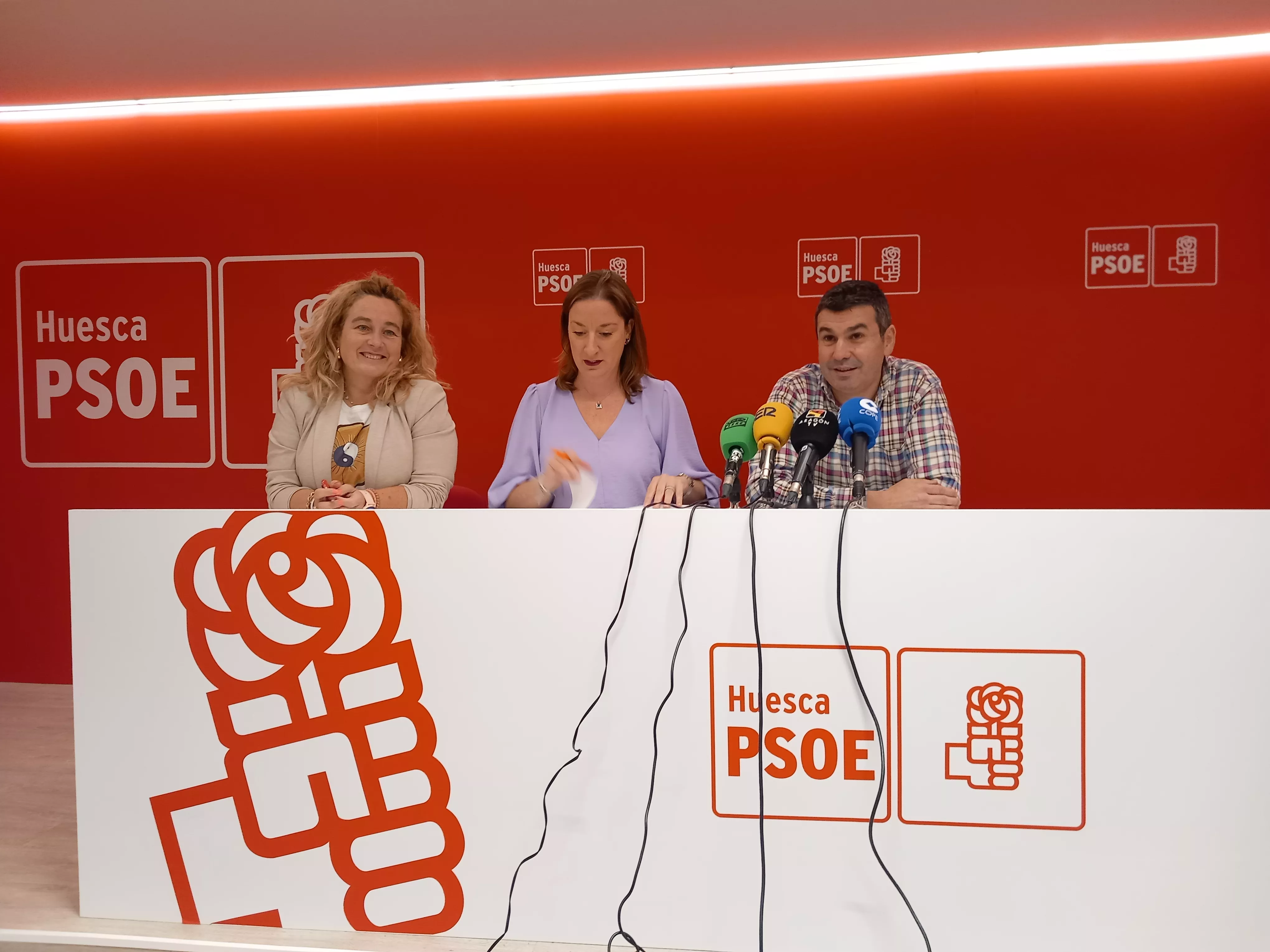Imagen de archivo de Olvido Moratinos, María Rodrigo y Fernando Sánchez en la sede del PSOE oscense