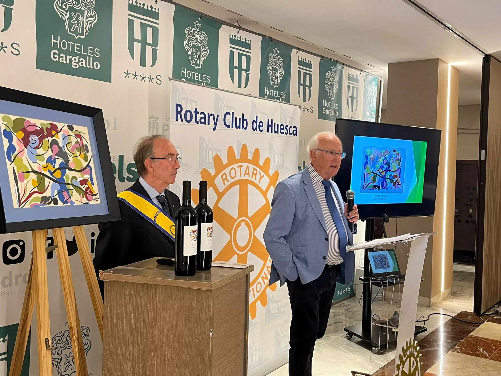 Santiago Alastuey y Pepe Labarta, el autor de la obra de la etiqueta.