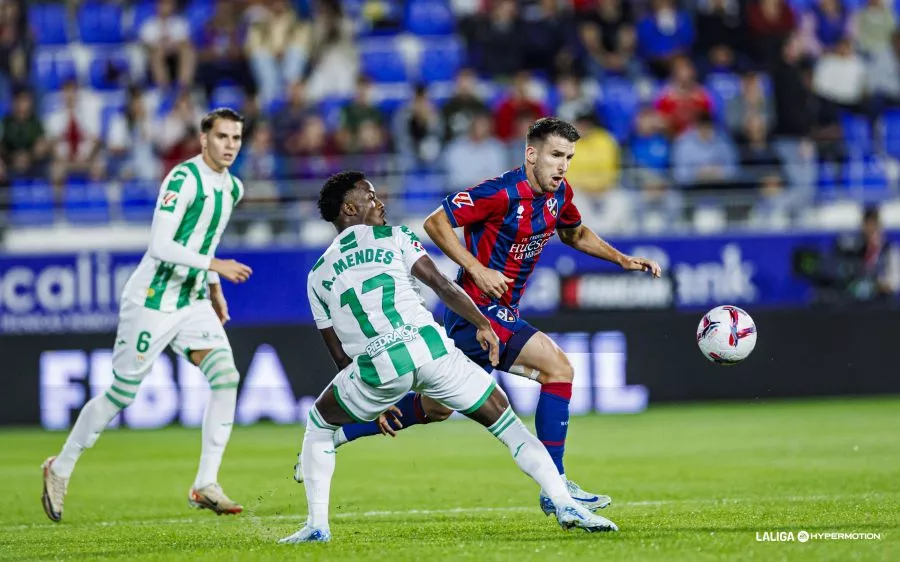 Gerard Valentín, superlativo en el Huesca-Córdoba, sobresaliente entre el resto de jugadores