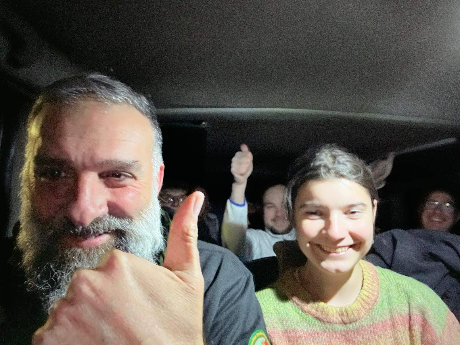 El cabo Javier Martín con Nadiia, Vika y sus compañeros ya fuera de Ucrania. Odisea y final feliz por un minuto. El cabo Javier Martín con Nadiia, Vika y sus compañeros ya fuera de Ucrania. Odisea y final feliz por un minuto.