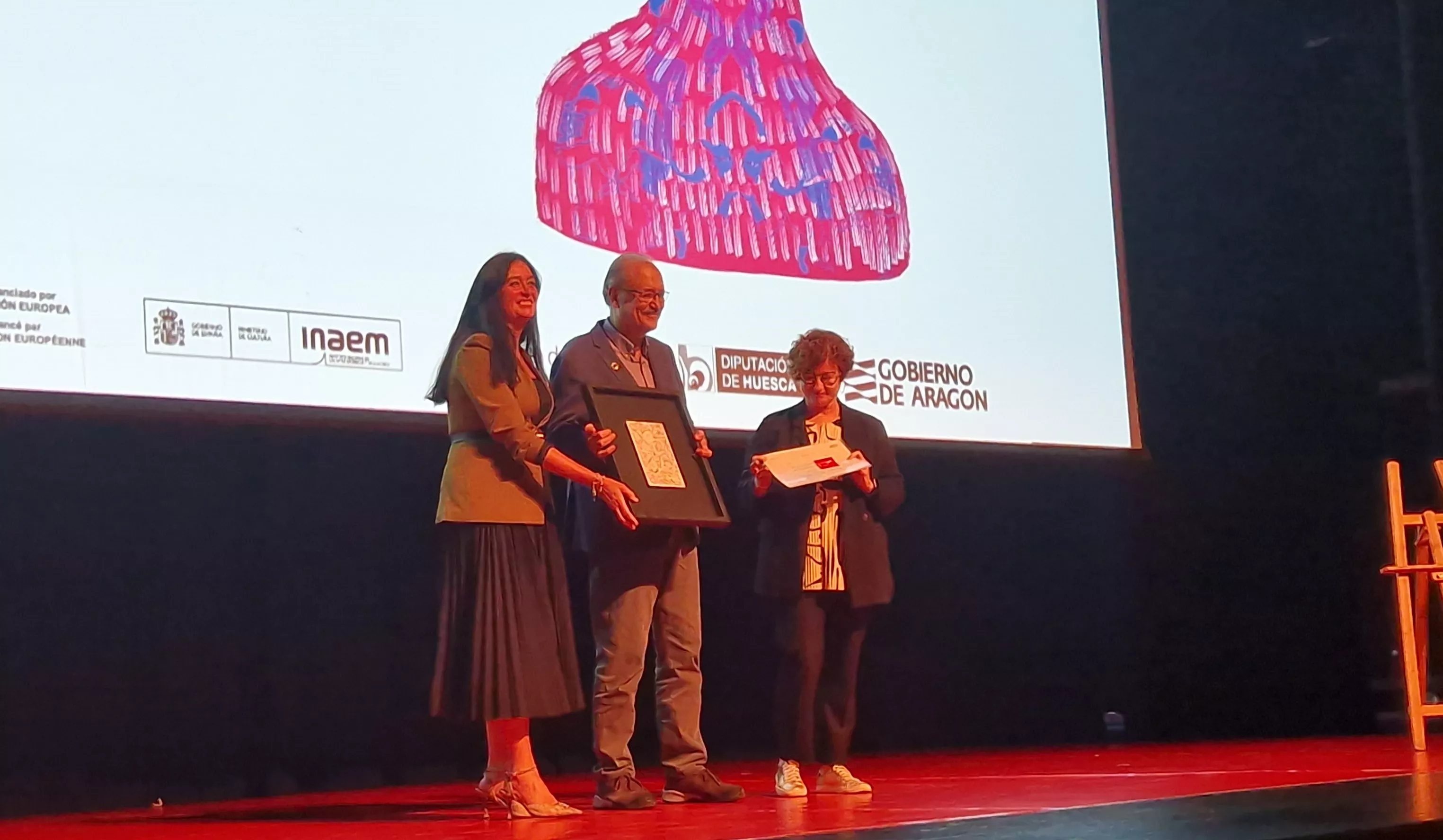 Alfons Martinell, entre la alcaldesa, Lorena Orduna, y Begoña Puértolas. Foto Myriam Martínez