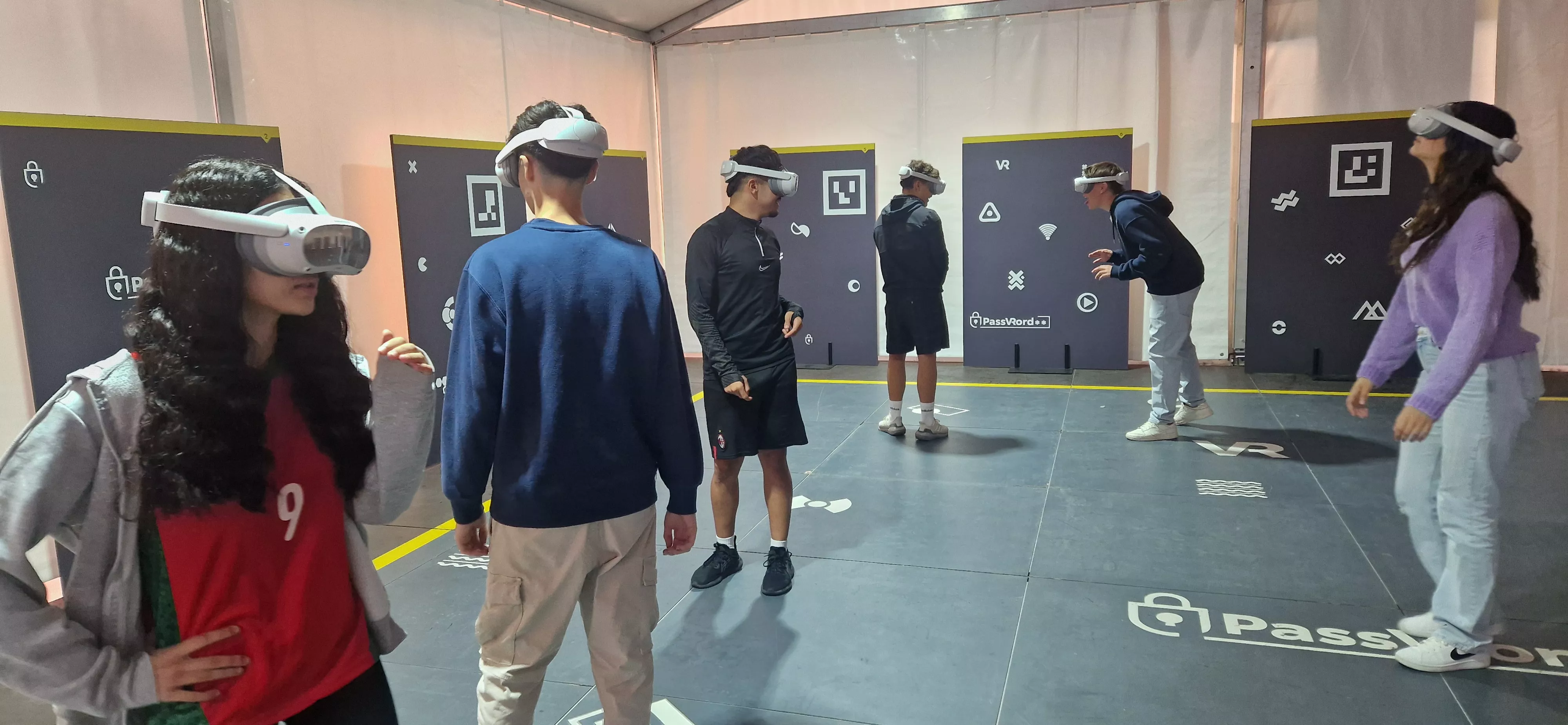 Actividad en la carpa que el INCIBE ha instalado en la plaza López Allué de Huesca. Foto Myriam Martínez