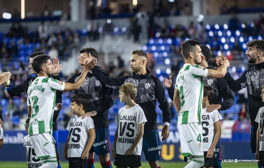 Diego González, en el saludo inicial antes del Huesca 4-1 Córdoba.