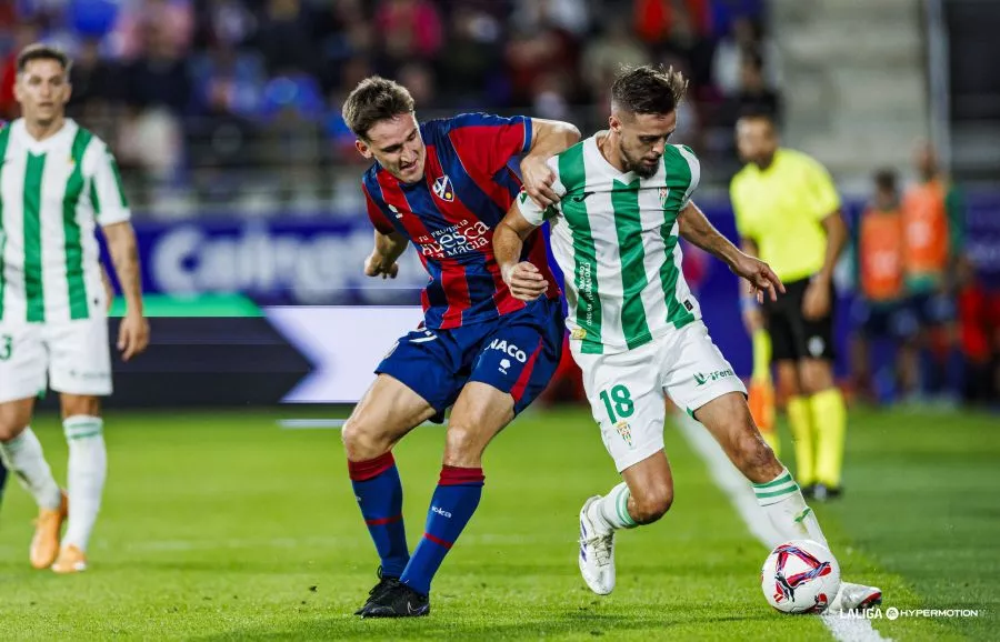 Kortajarena pelea un balón ante un jugador del Córdoba, este pasado lunes en El Alcoraz.