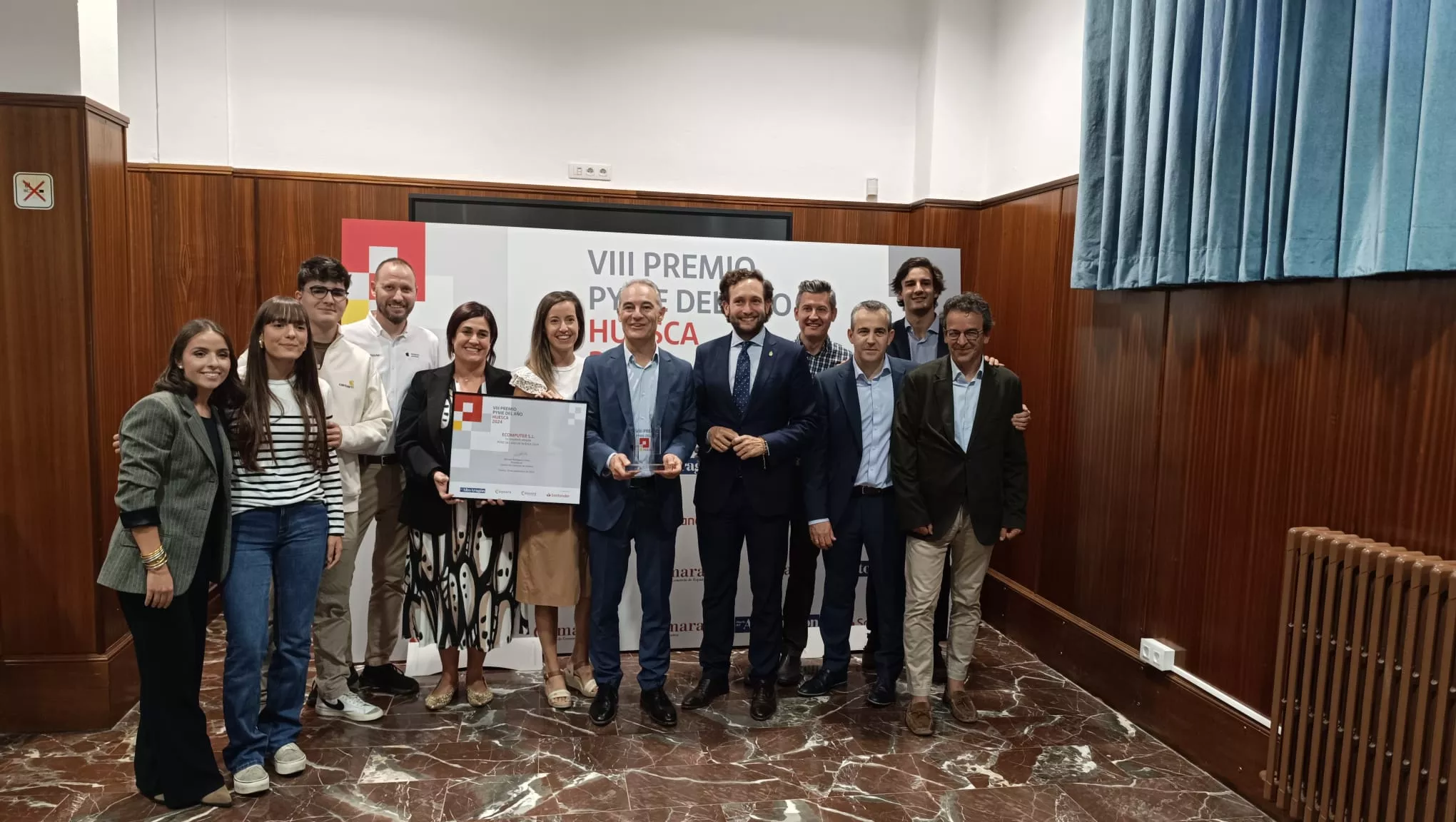 Ecomputer, con su premio y el presidente de la Diputación Provincial