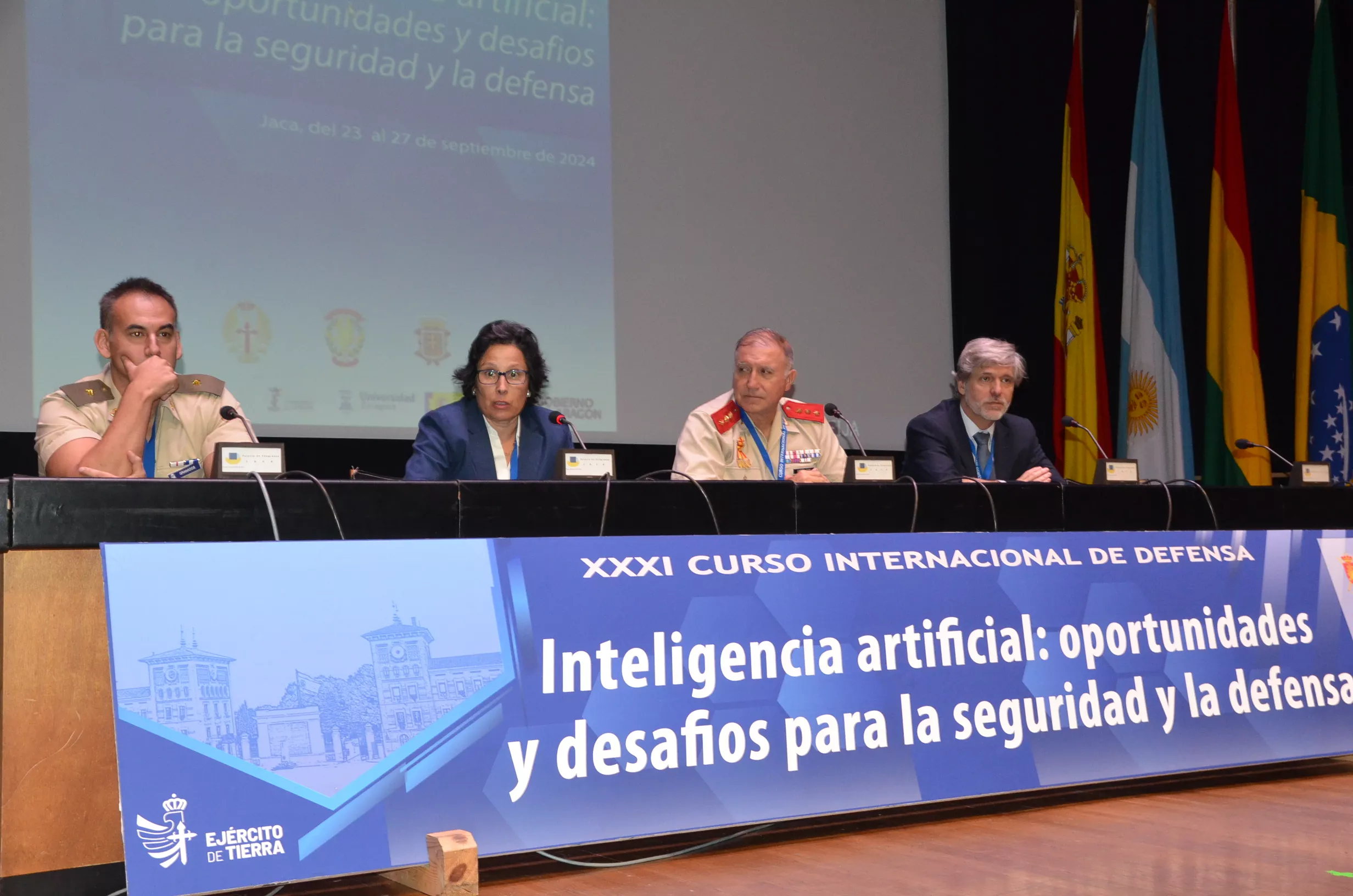 Participantes en la segunda jornada del XXXI Curso Internacional de Defensa de Jaca