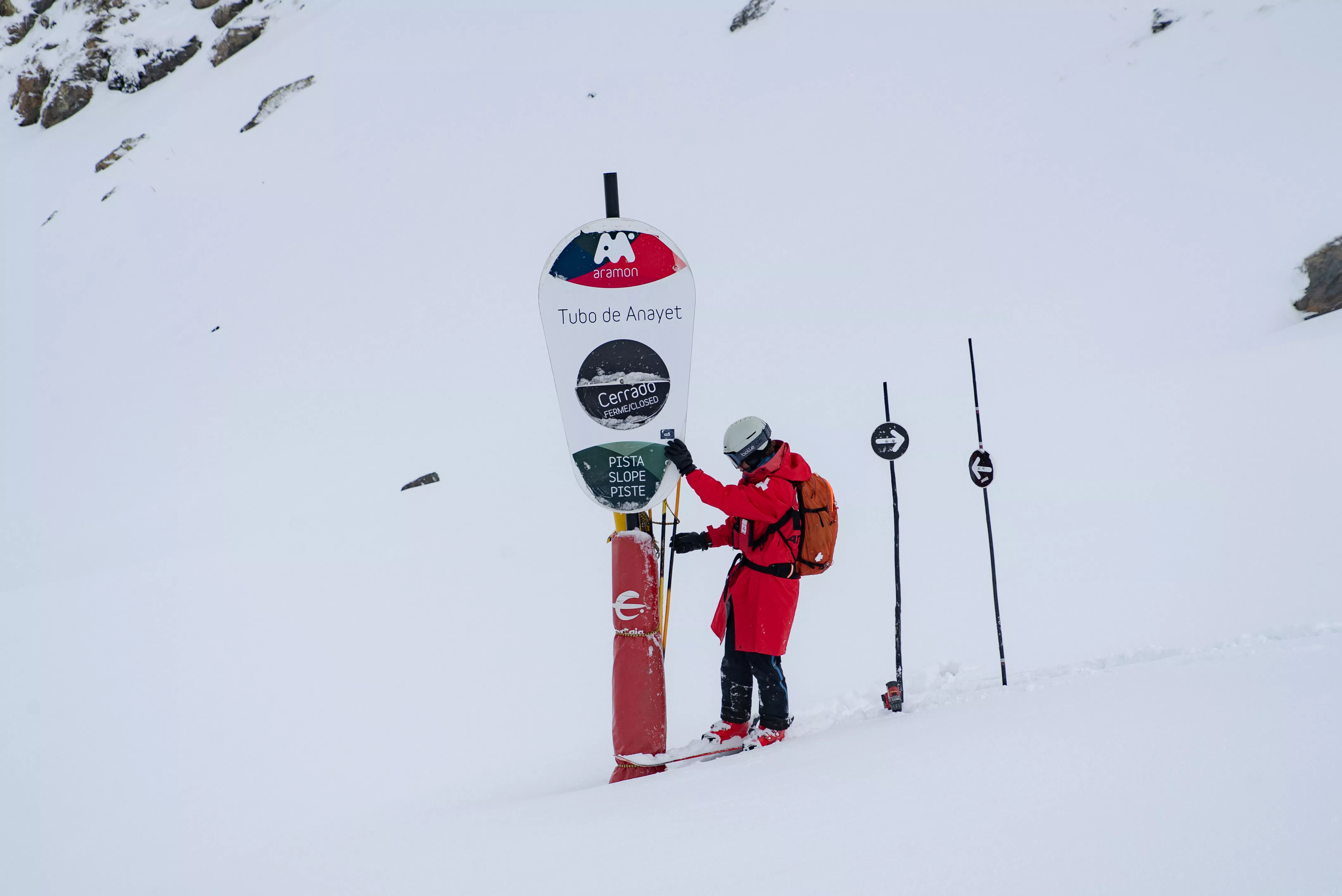 Un empleado del Grupo Aramón, haciendo labores en una estación de esquí