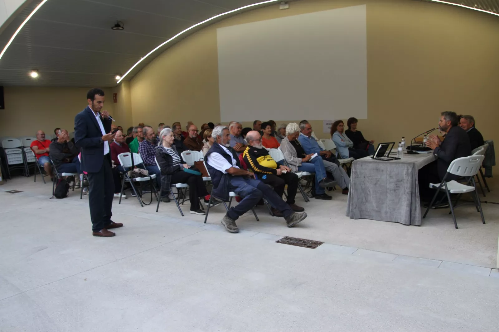 Presentación del libro "El fin de un mundo" de Carmelo Romero. Foto Carlos Neofato